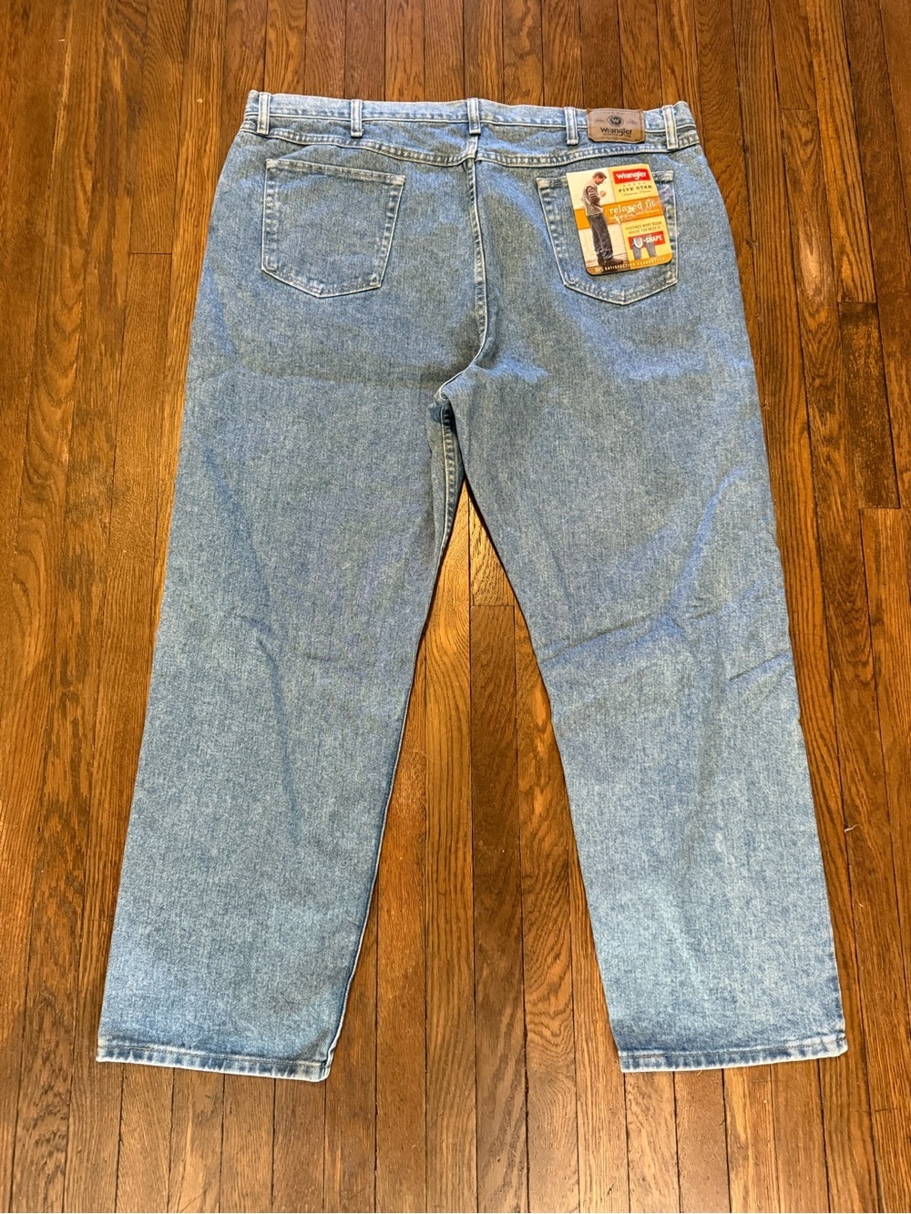 Wrangler Men's Relaxed fit Jeans in Light Blue Wash 46x30 new with tags - Picture 3 of 5